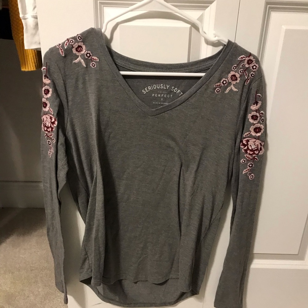 v neck longsleeve with floral pattern